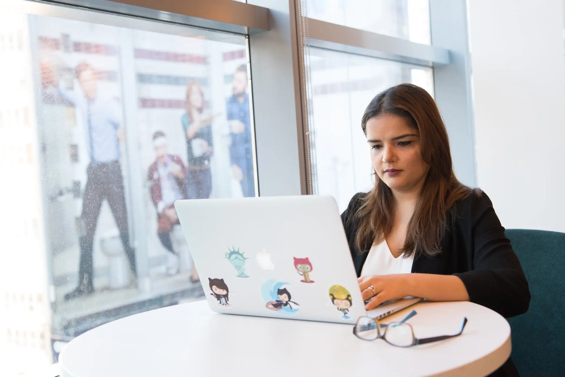 woman-using-computer